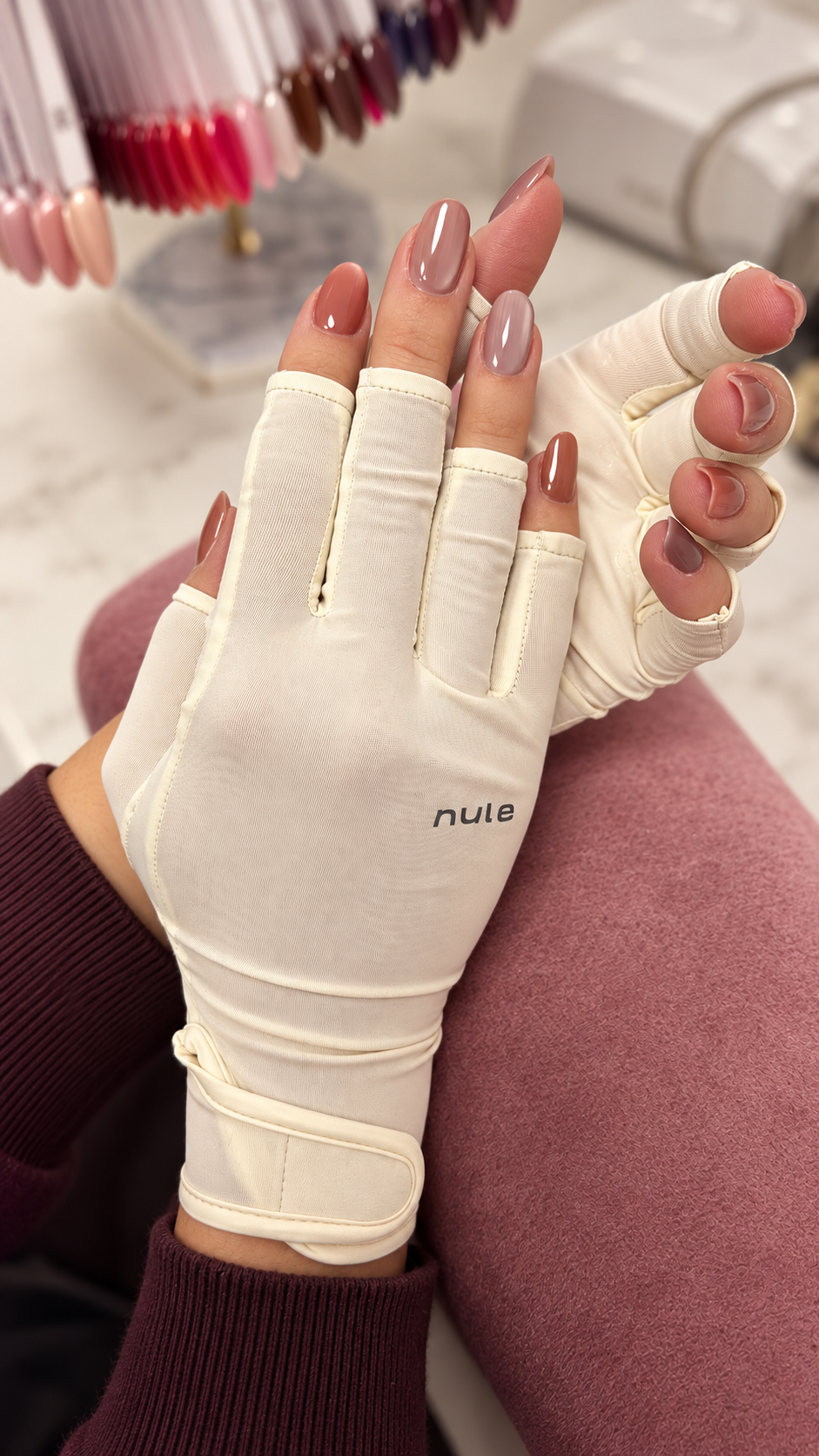 Come proteggere le mani dalla lampada UV durante la manicure